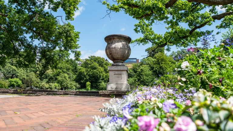 Blomsterrabatt och urna i parken Margaretaplatsen