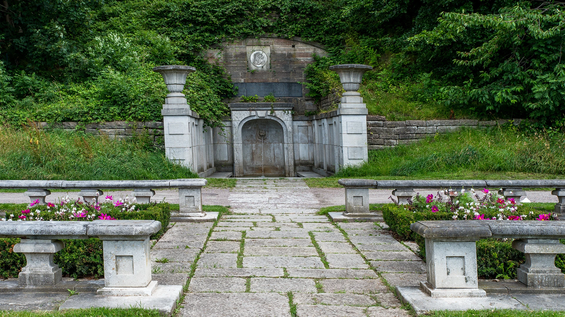 Monument skapat till minne av kronprinsessan Margareta i parken Margaretaplatsen