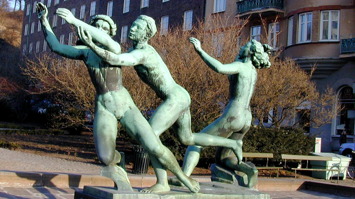 Lekande ungdom av Axel Wallenberg på Sankt Jörgens plats i Helsingborg. (foto: Torsten Herbertsson)