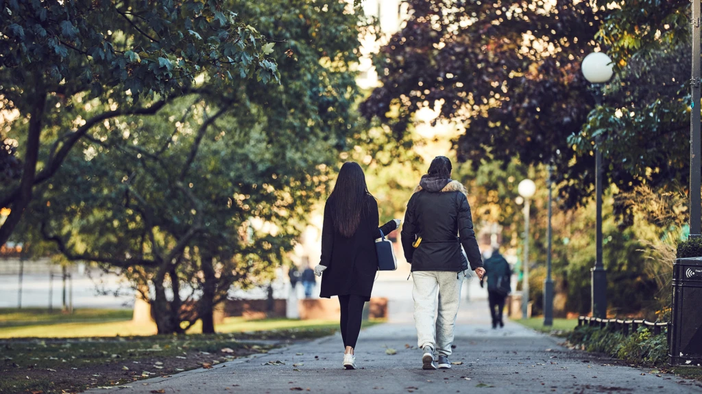 Två personer på höstpromenad i Stadsparken i Helsingborg. (foto: Freddy Billqvist)