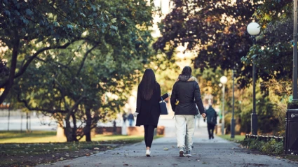 Två personer på höstpromenad i Stadsparken i Helsingborg. (foto: Freddy Billqvist)