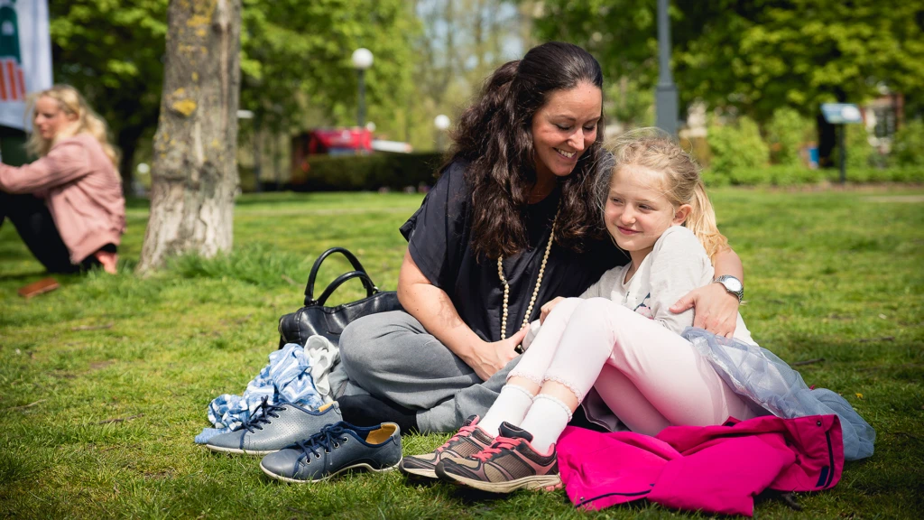 Kvinna och barn vilar i gräset i Stadsparken i Helsingborg. (foto: Lotta Wittinger)