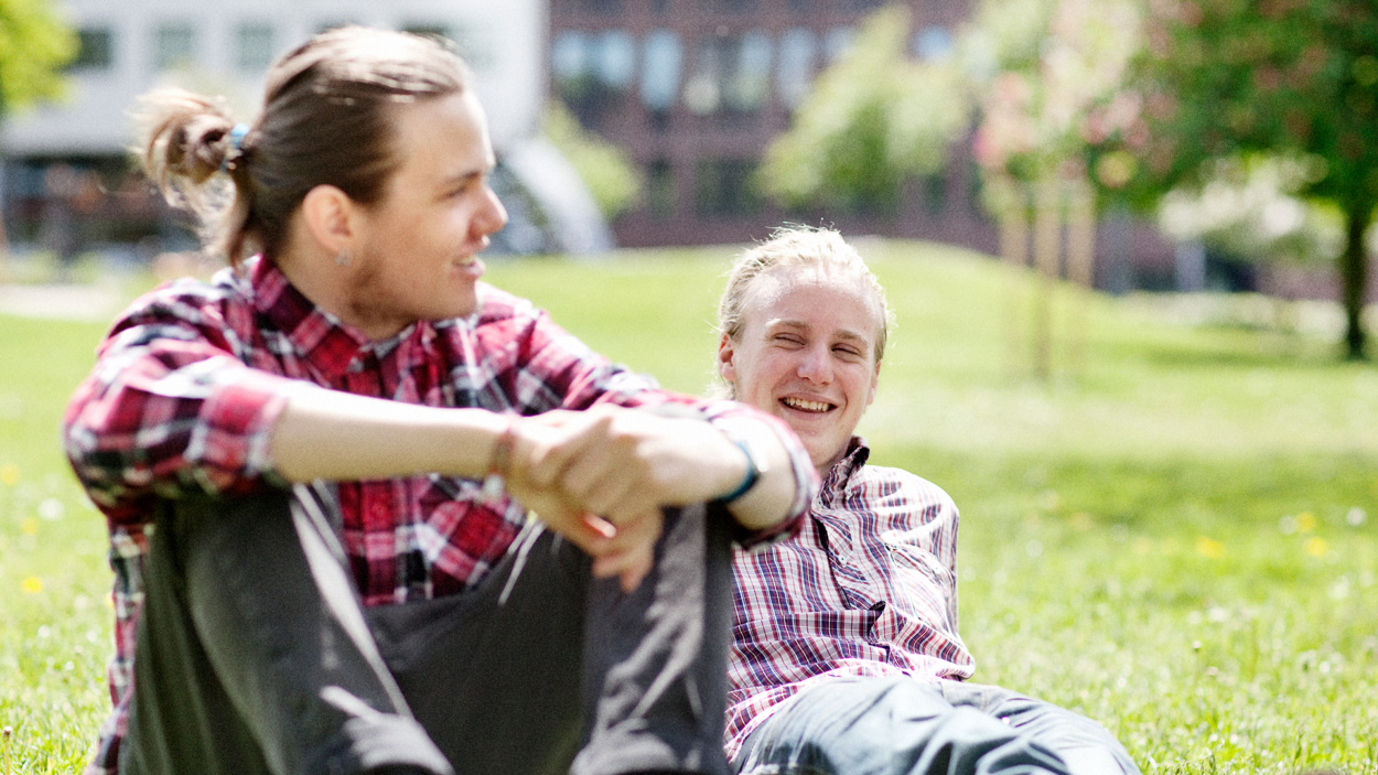 Två killar vilar i gräset i Stadsparken i Helsingborg. (foto: Anna Olsson)