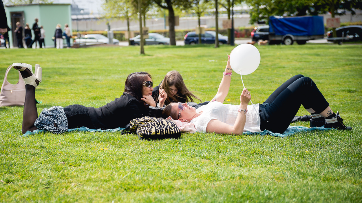 Tre tjejer vilar i gräset i Stadsparken i Helsingborg (foto: Lotta Wittinger)