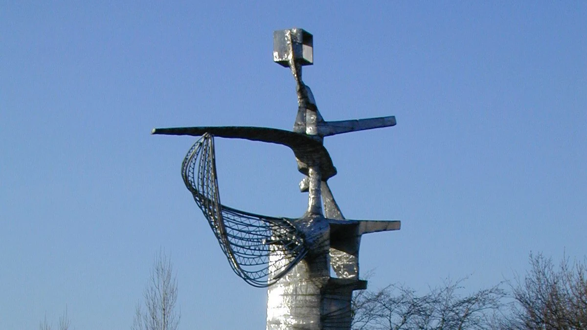 Konstverket Tuppen i Vikingsbergsparken i Helsingborg (foto: Torsten Herbertsson)