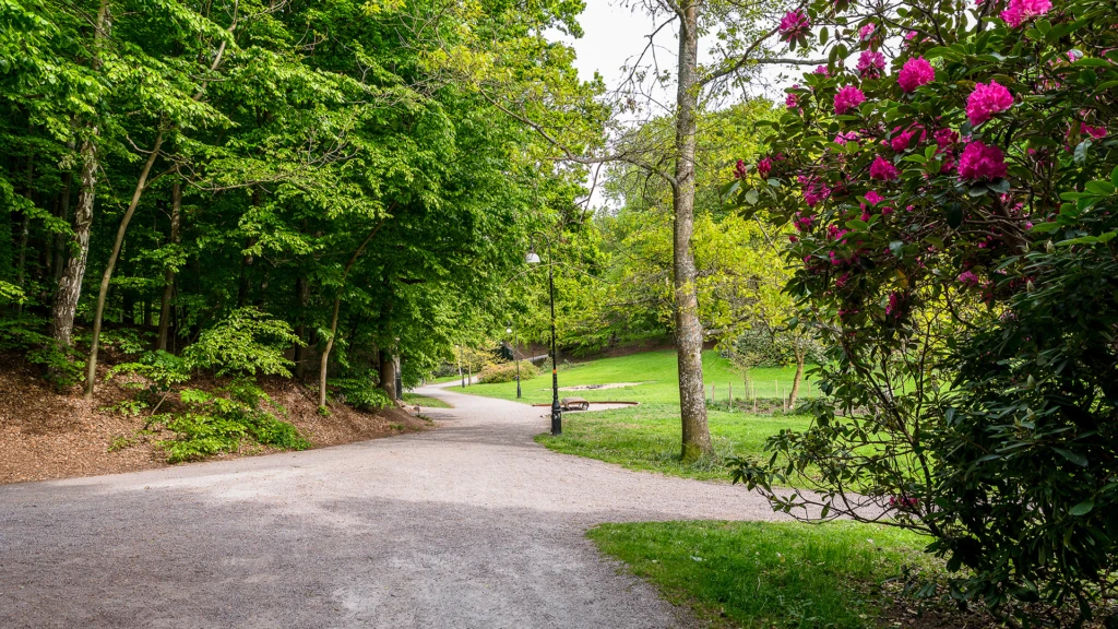 Gångväg i nedre parken i Ramlösa brunnspark