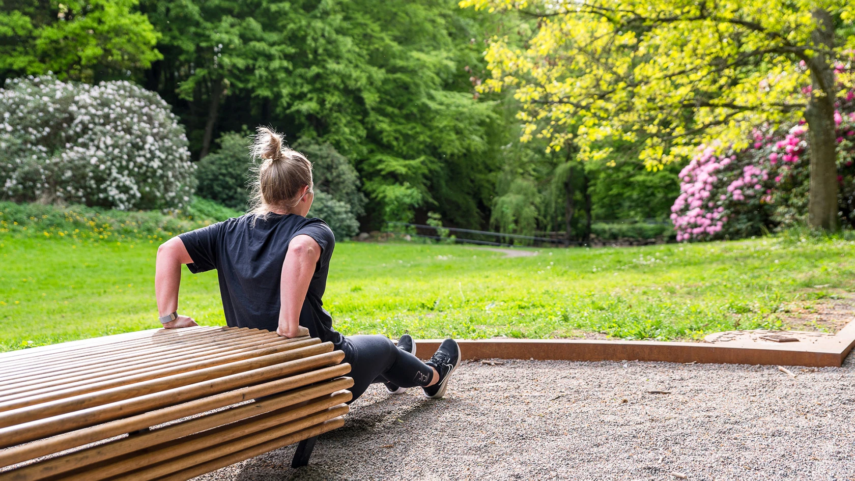 Person som tränar mot bänk i Ramlösa brunnspark