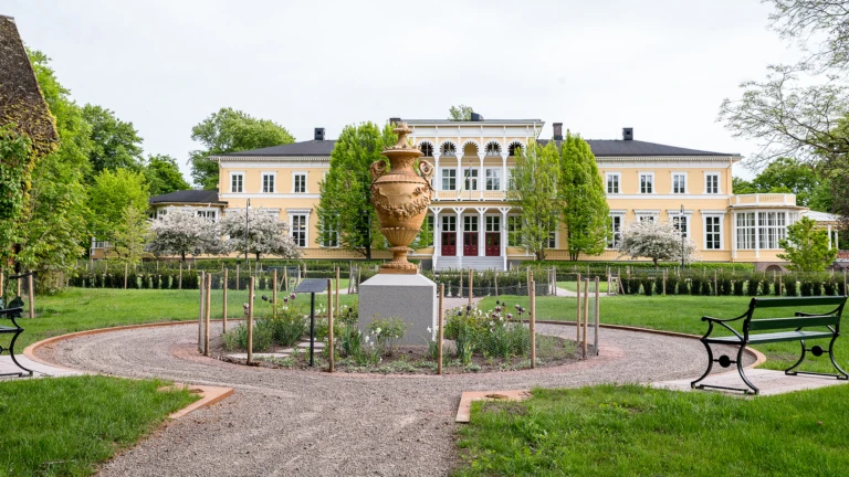 Brunnshotellet med Höganäsurnan i förgrunden i Ramlösa brunnspark
