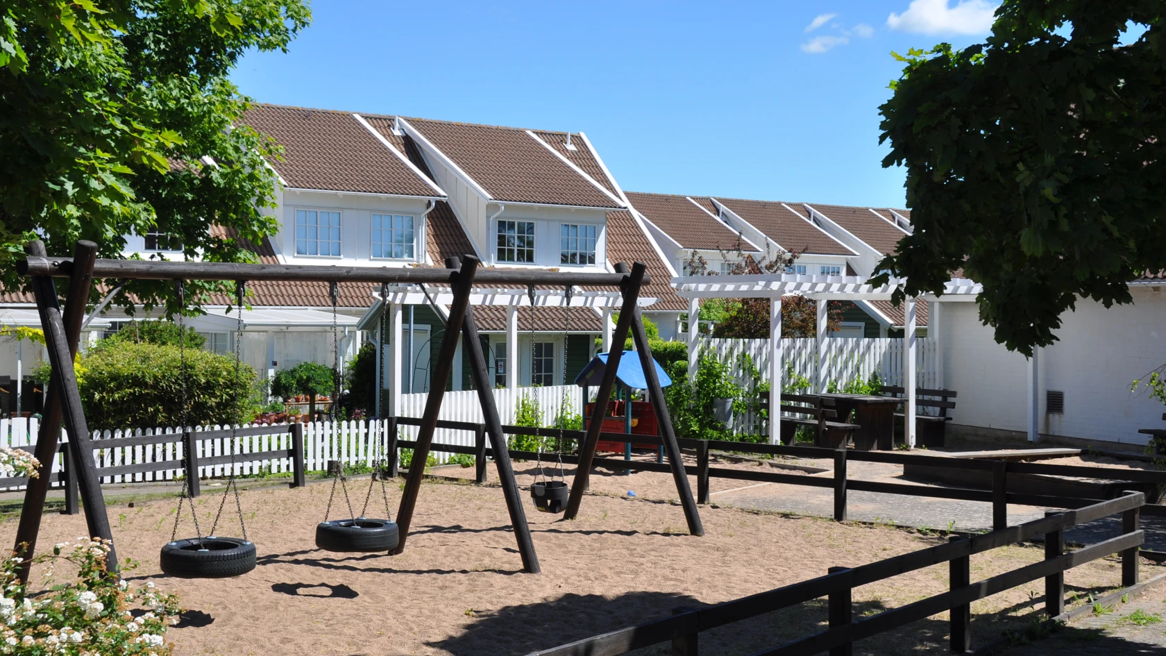 Lekplats i Raus södra. Bostadshus i bakgrunden.