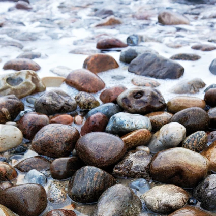 Stenar vid strandkant