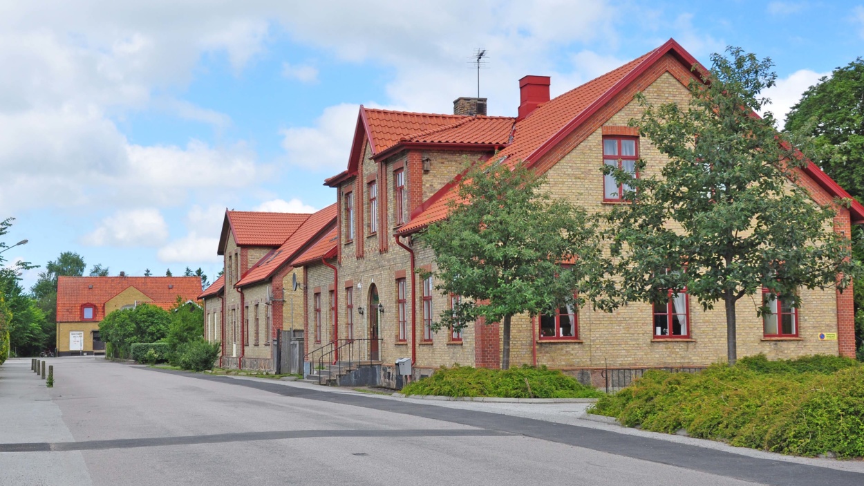 Tre byggnader i centrala Hasslarp