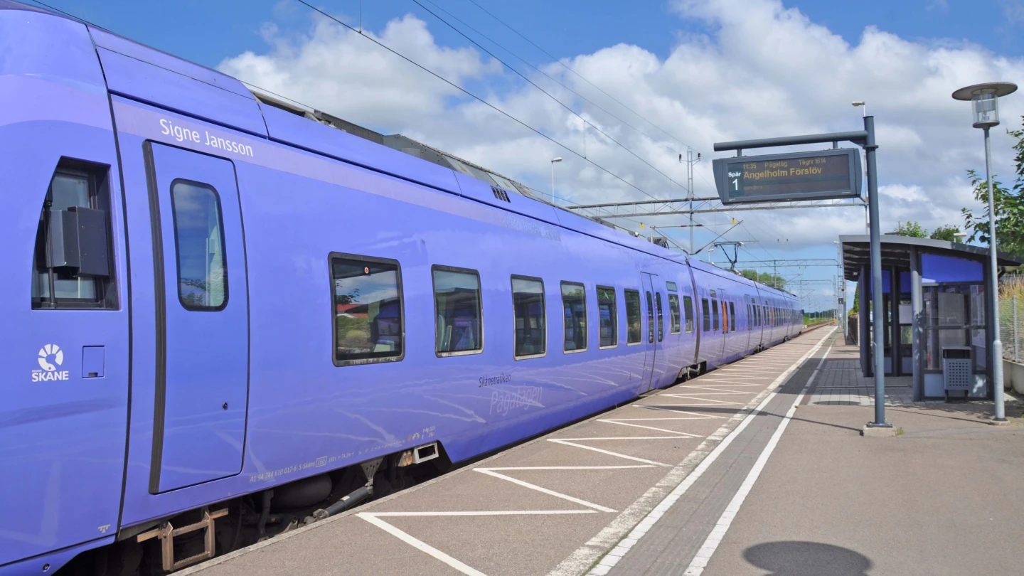 Tåg som står vid perrongen på Kattarps järnvägsstation.