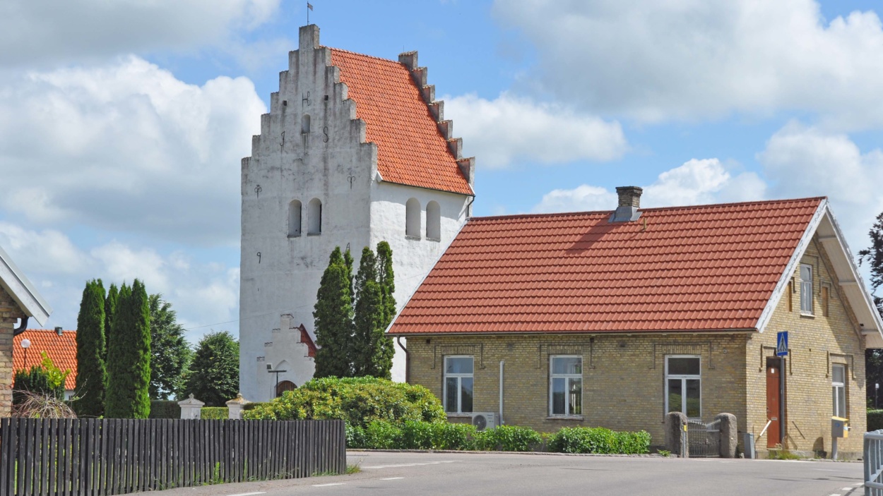 Kattarps kyrka och gamla sockenstuga.
