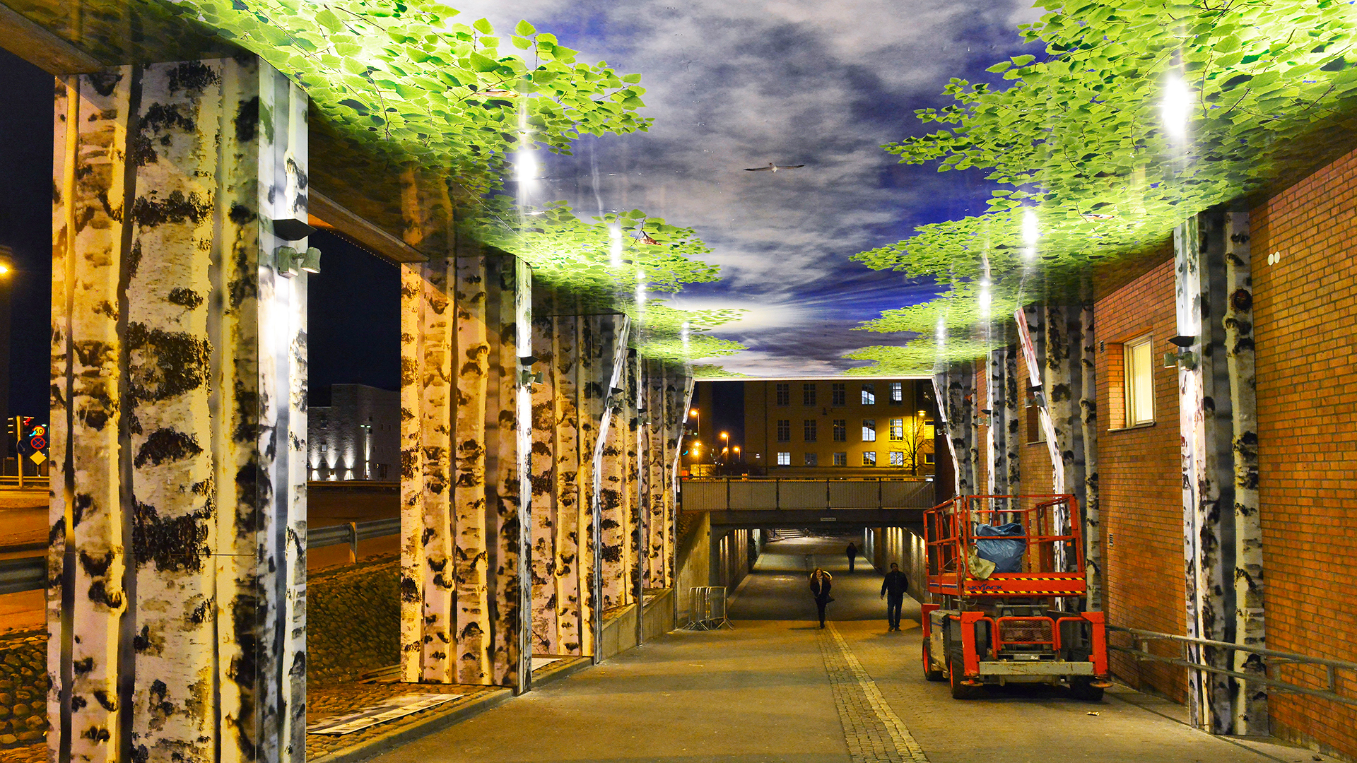 Björkarnas grönska, permanent ljusinstallation i Campustunneln på Söder i Helsingborg. (foto: Bertil Hagberg)