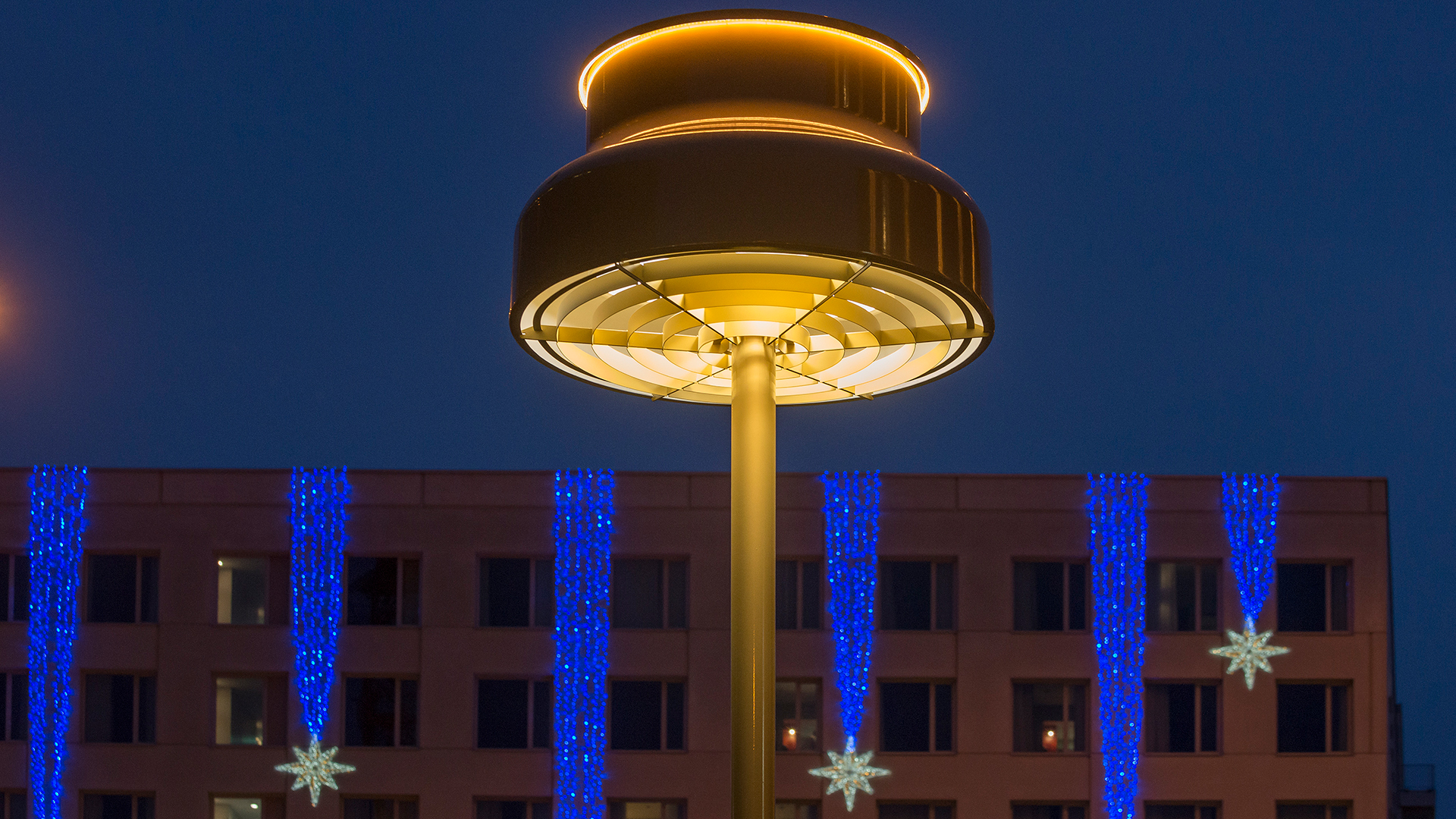 Bumlingar, permanent ljusinstallation på Mäster Palms plats på Söder i Helsingborg. (foto: Bertil Hagberg)