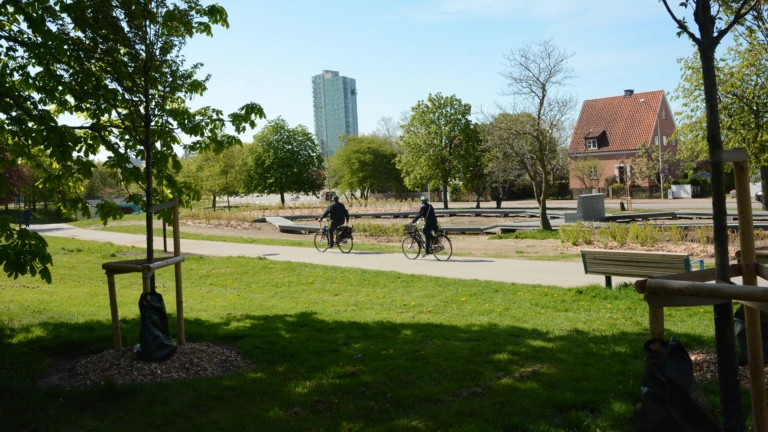 Cyklister på Viskstråket med höghuset Höjdpunkten i bakgrunden