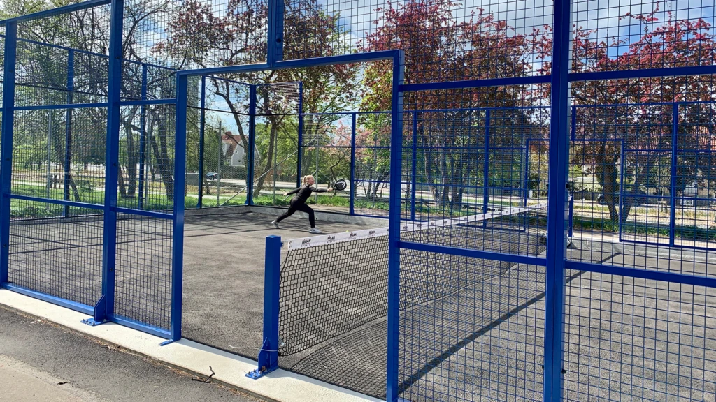 Kvinna som spelar padel på padelbanan på Viskstråket.