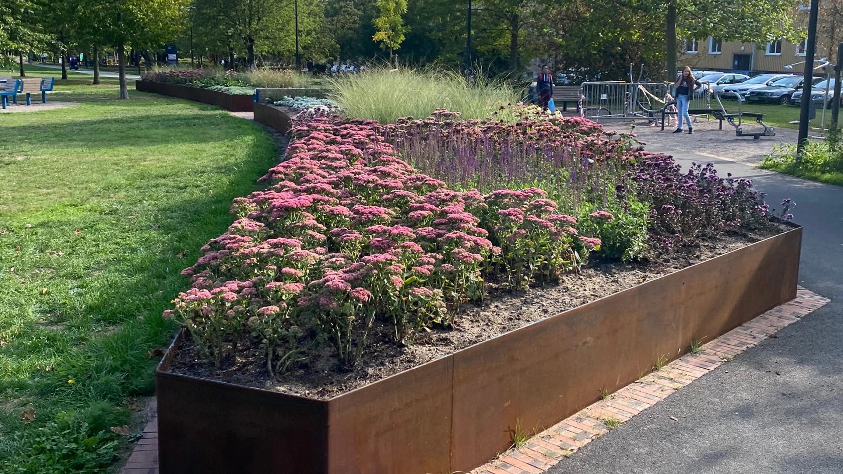 Blommande plantering med lekplats i bakgrunden på Visktråket i Helsingborg