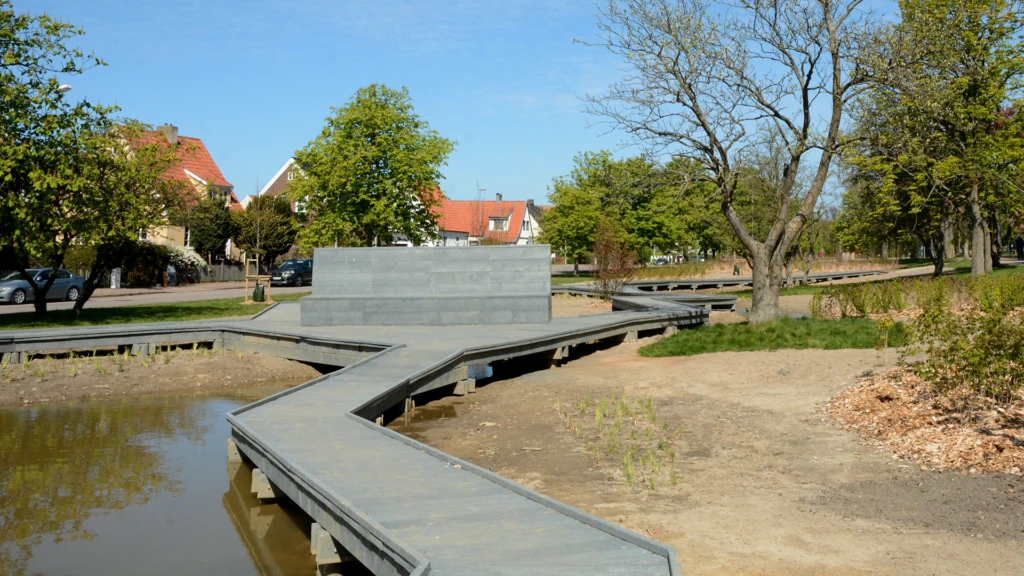 Vindlande spång längs den nyanlagda våtmarken på Viskstråket.