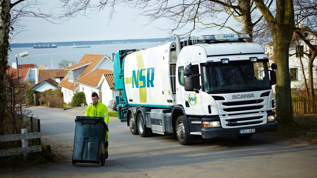Sophämtar hämtar avfall i villaområde i Helsingborg. (foto: NSR)