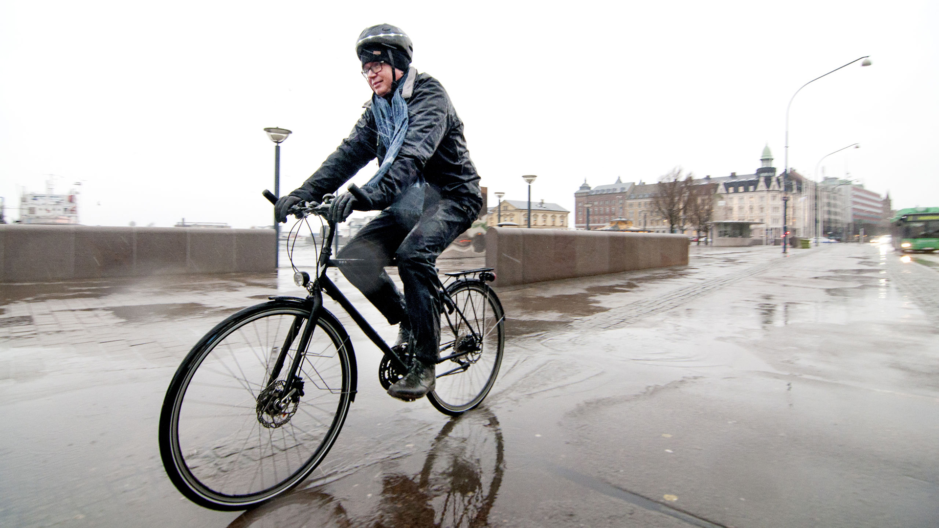 Cyklist på vintern i centrala Helsingborg. (foto: David Lundin)