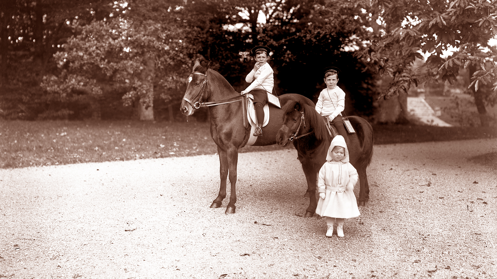 Prinsarna Gustav Adolf och Sigvard på en ridtur med prinsessan Ingrid bredvid. Sofieroskogen 1917. (foto: Helsingborgs museers samlingar)