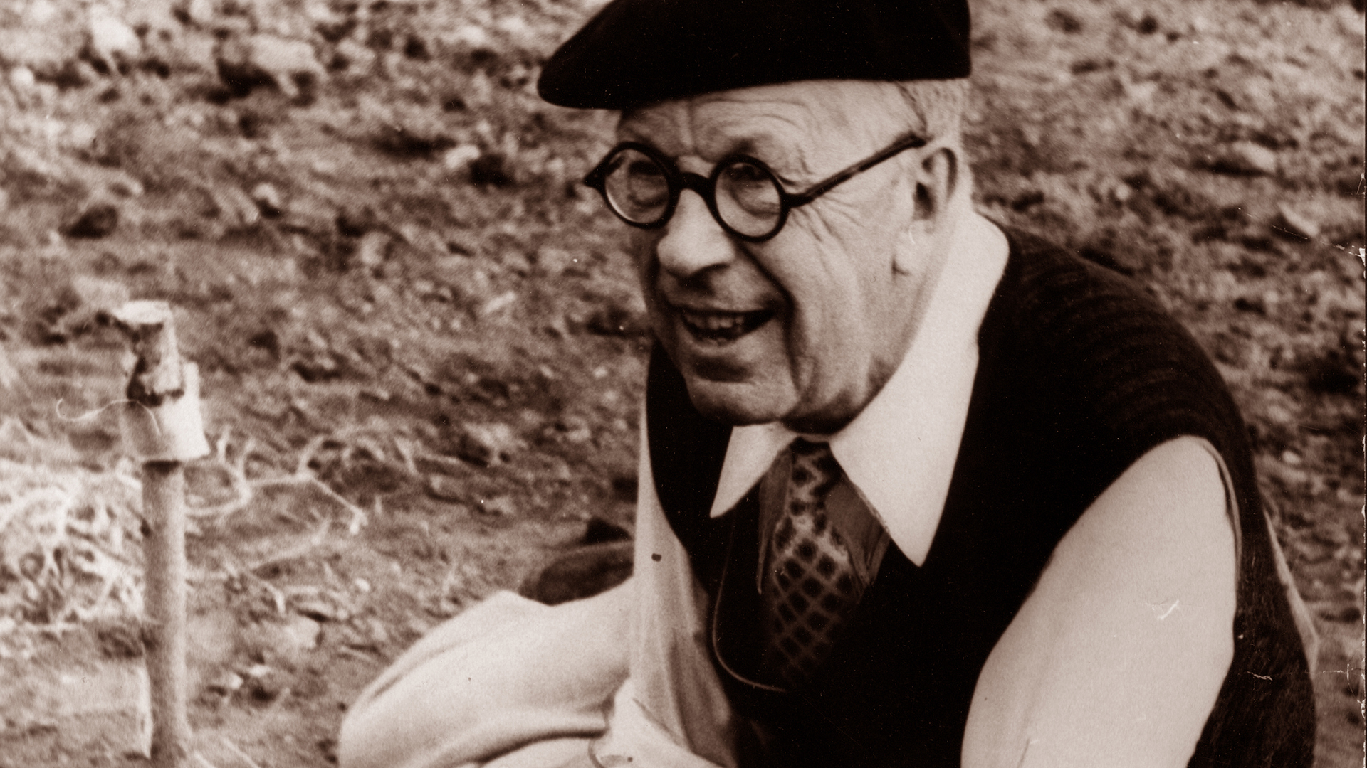 Kung Gustaf VI Adolfs vid utgrävningarna på Tinkarp (foto: Historisk bildbyrå)