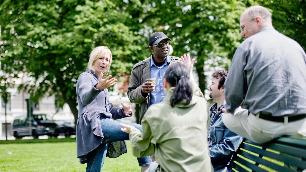 Grupp av personer i engagerat samtal.