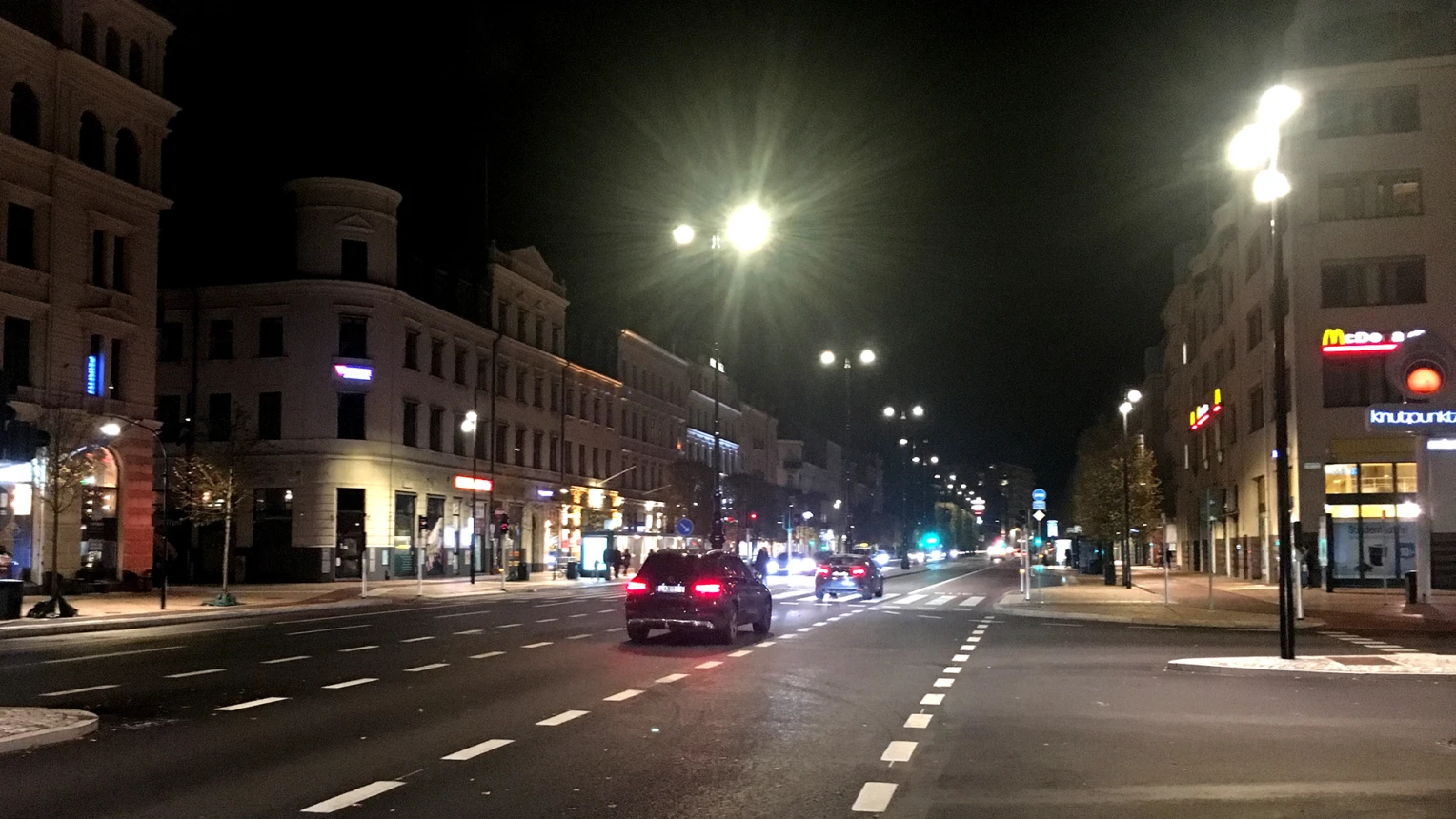 Bilar och belysning på Järnvägsgatan kvällstid.