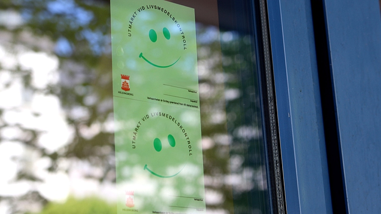 Smiley-dekal uppsatt i ett fönster