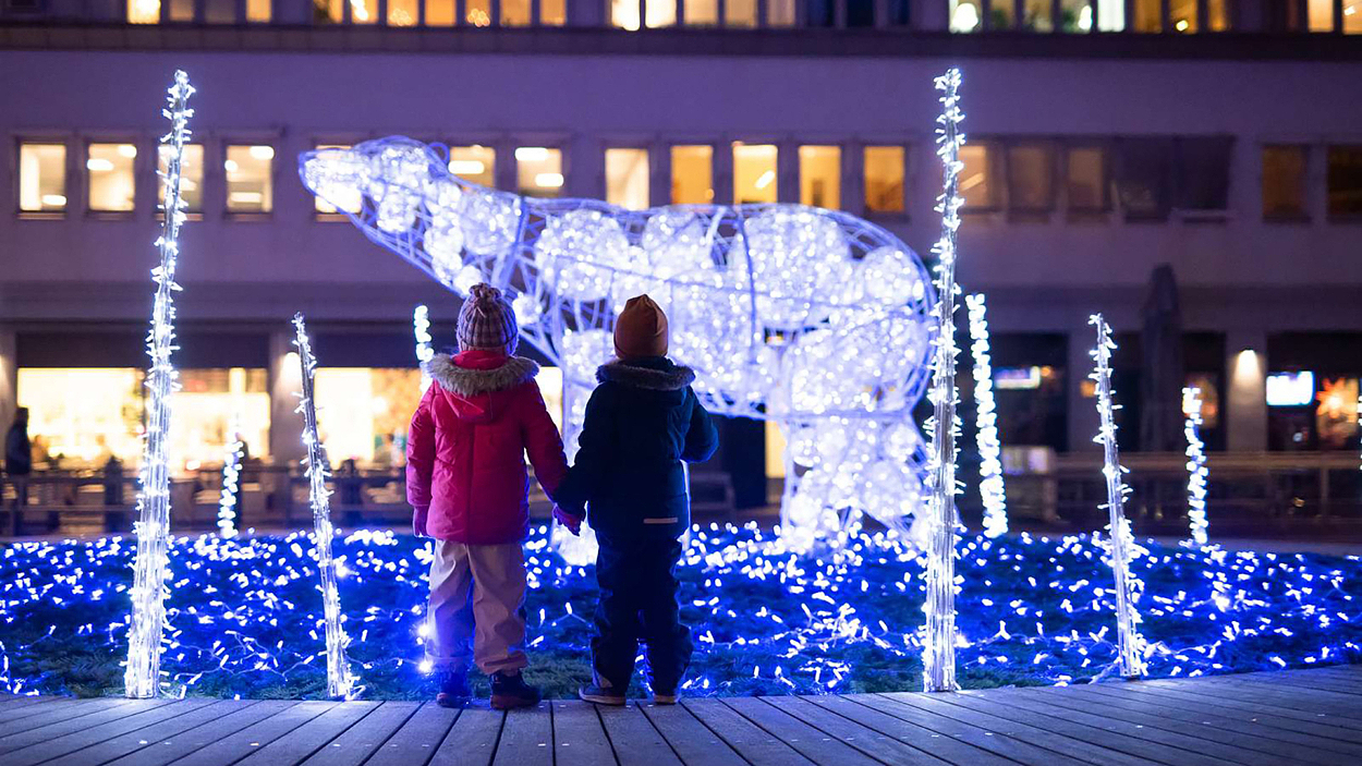 Två barn tittar på en av Helsingborgs vinterljusinstallationer, isbjörnen på Rådhustorget