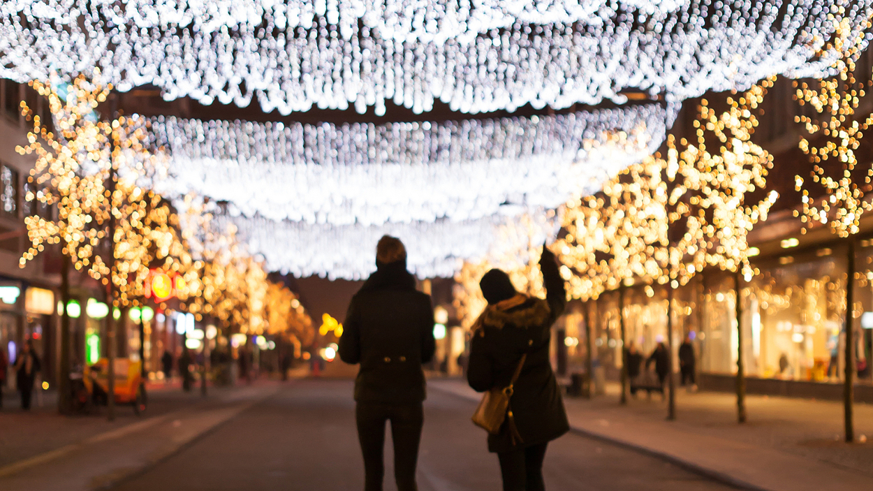 Två personer under en av Helsingborgs vinterljusinstallationer, ljustaket över Södergatan i Helsingborg