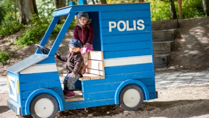 Två barn leker på polislekplatsen på Ringstorp.