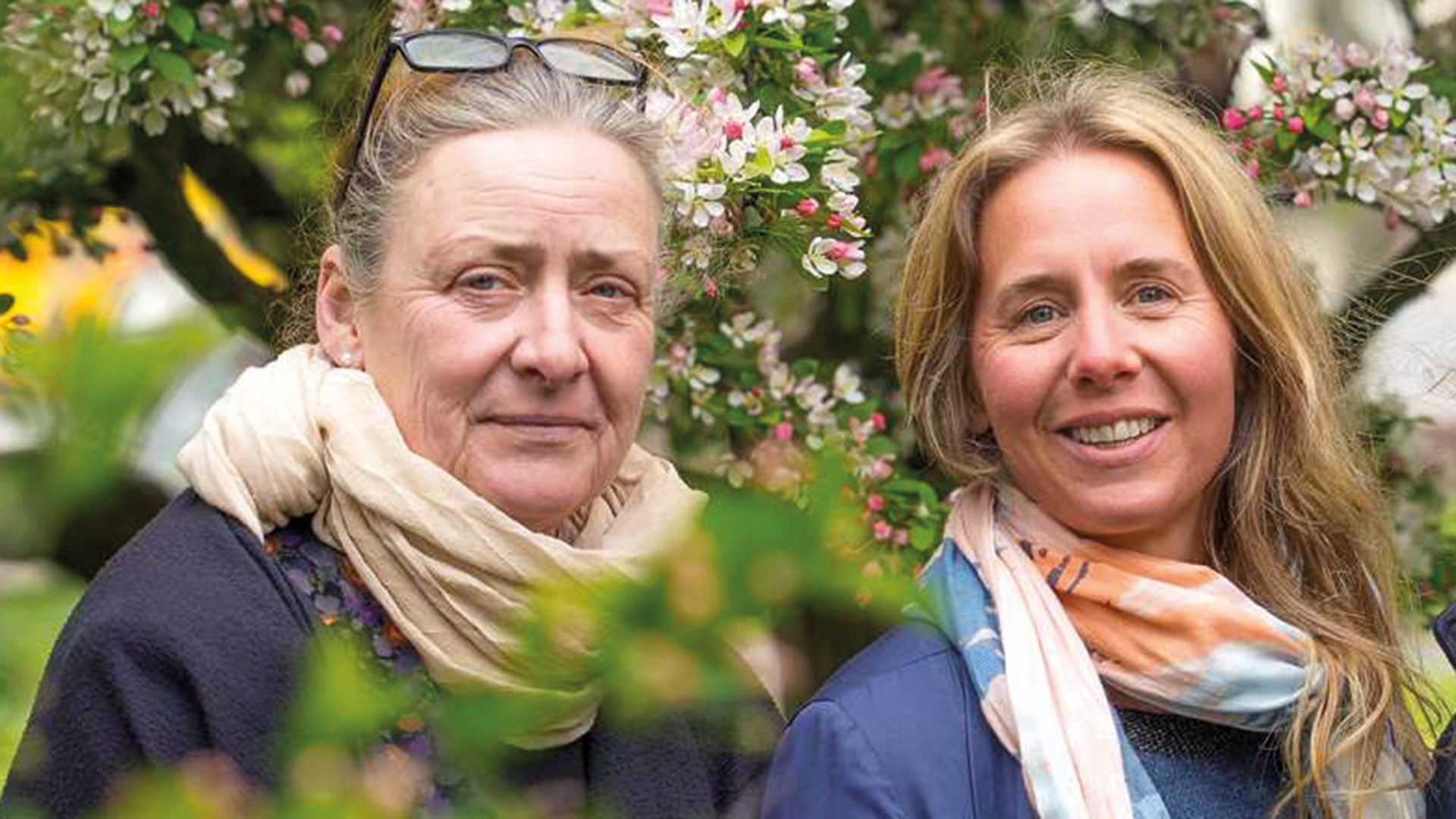 Åse Brunnström och Pamela Sjöstrand arbetar med Helsingborgs blomsterprogram.