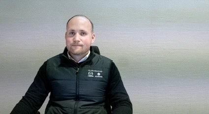 person sitter bakom laptop på ett kontor