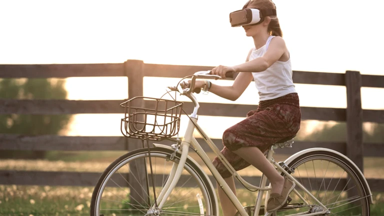 Cyklist med VR-glasögon.