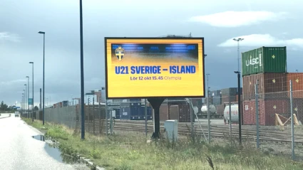 Elektronisk skylt med information om evenemang vid väg och järnväg.