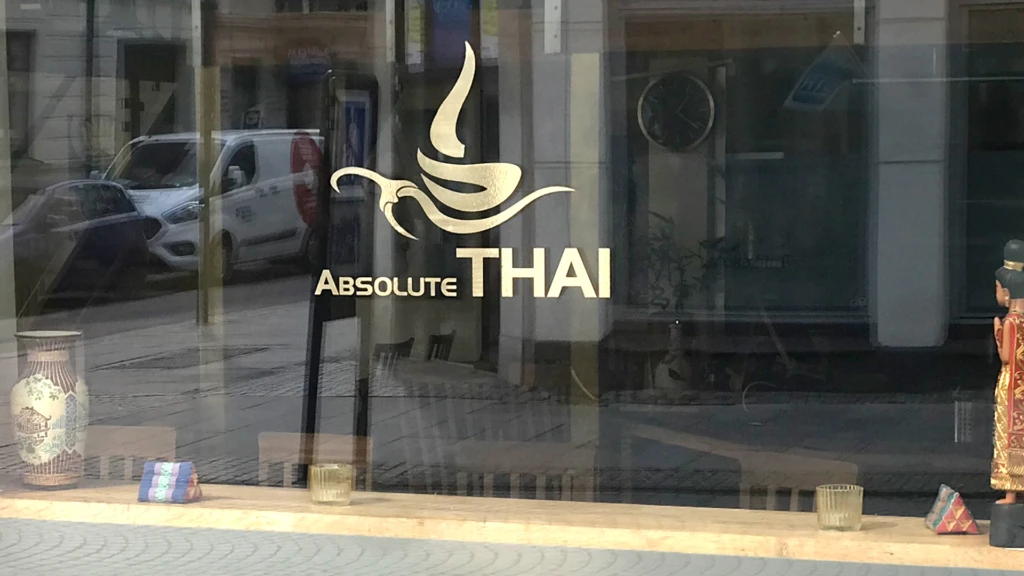 Så här kan en folieskylt i ett fönster se ut.