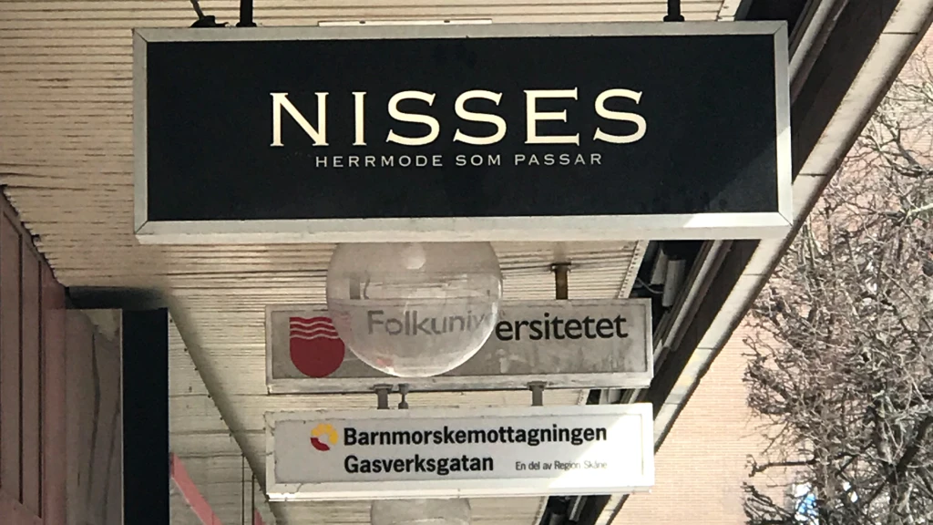 Så här kan skyltar hängande under tak se ut.