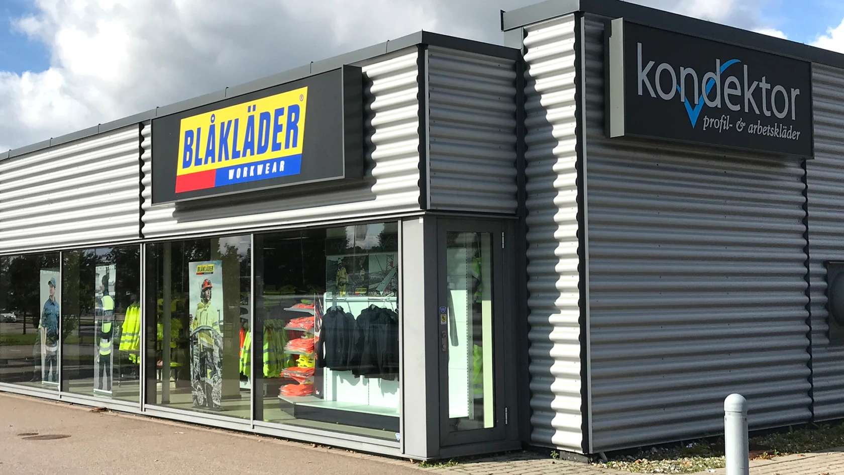 Så här kan lådskyltar på en fasad se ut.