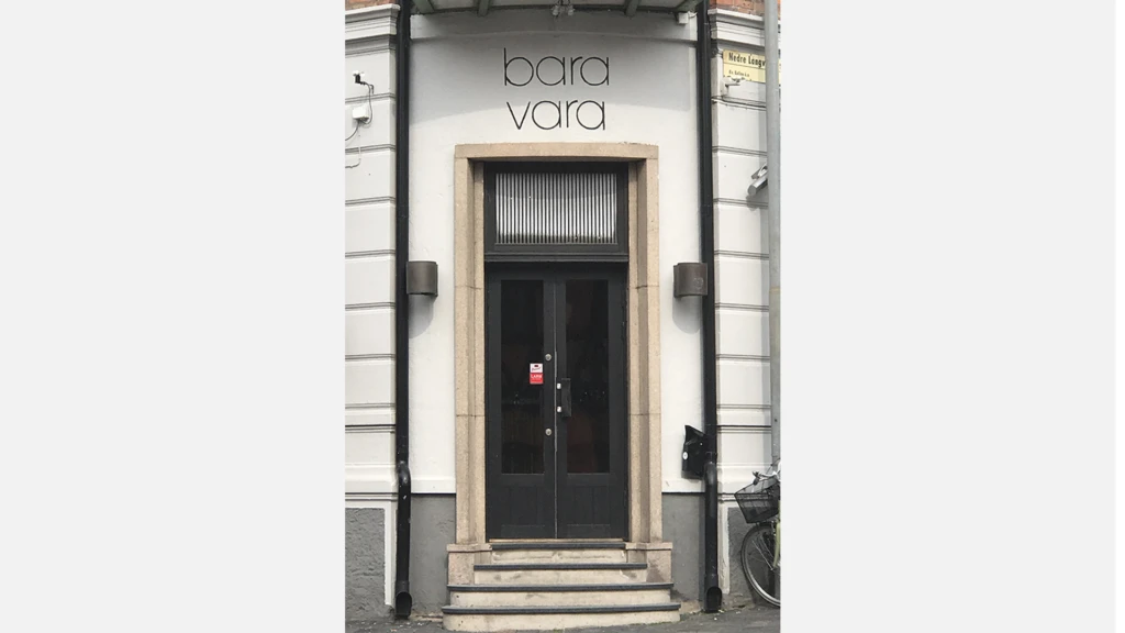 Så här kan en målad skylttext på en fasad se ut.