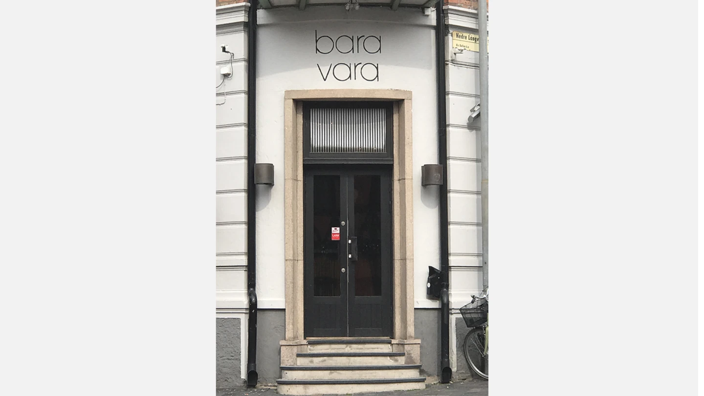 Så här kan en målad skylttext på en fasad se ut.