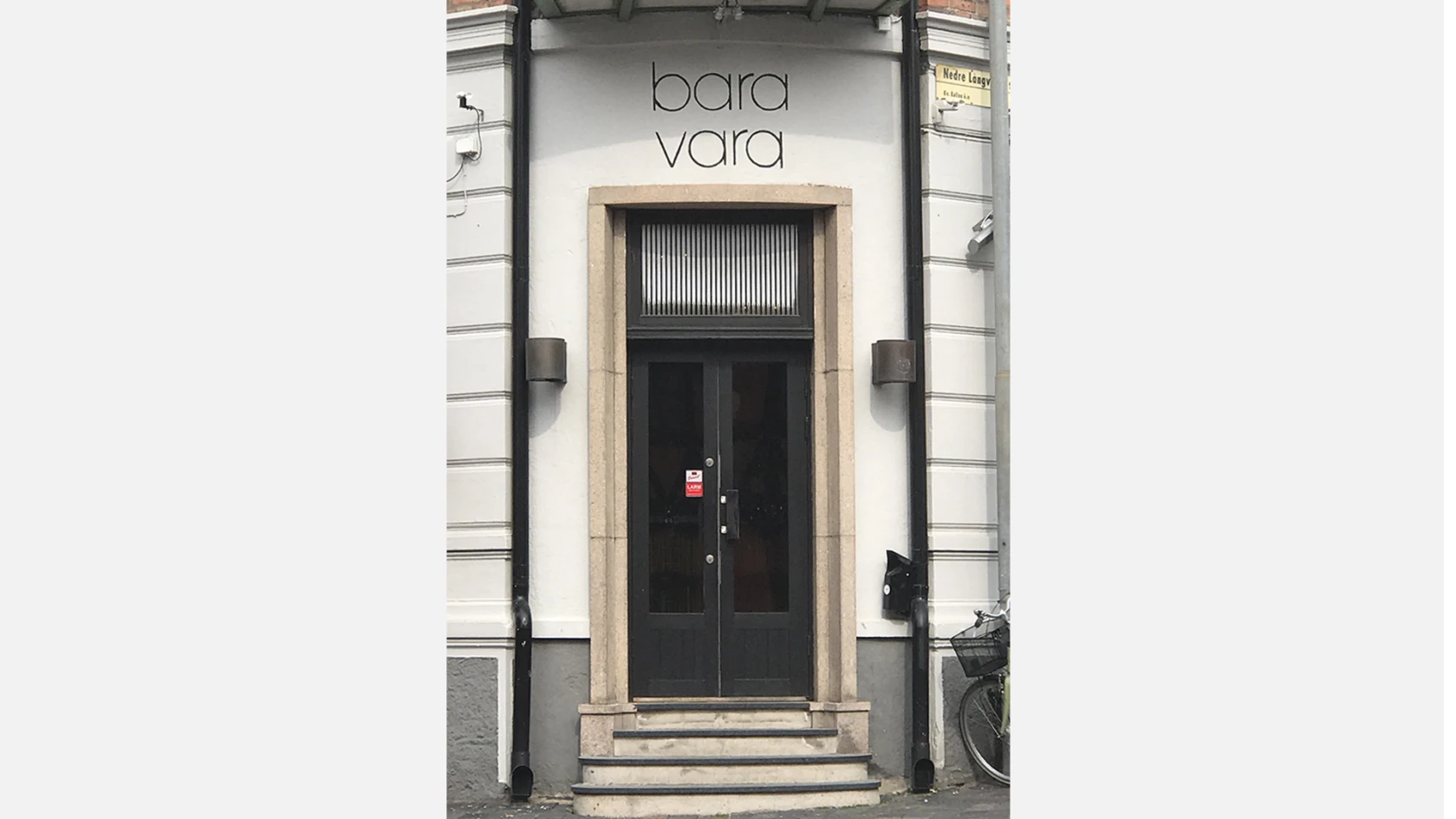 Så här kan en målad skylttext på en fasad se ut.