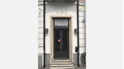Så här kan en målad skylttext på en fasad se ut.