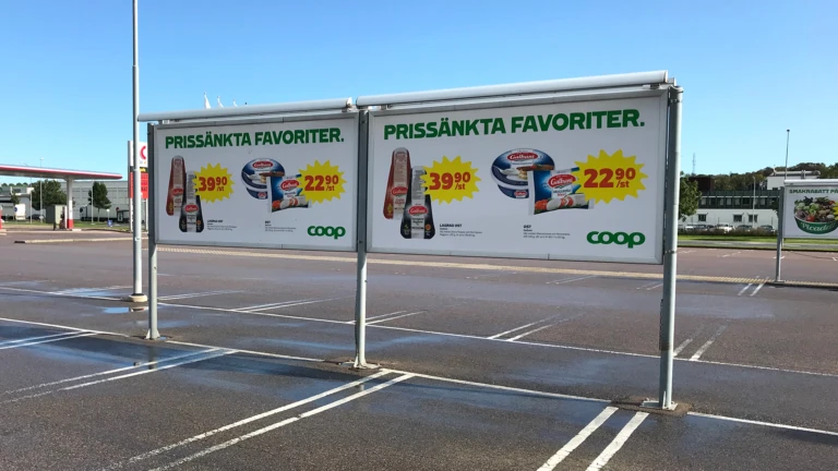 Så här kan en stor pelartavla på en stormarknadsparkering se ut.