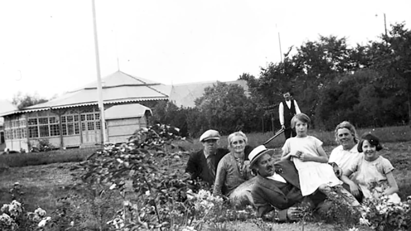 Folkets park i Hasslarp på 1930-talet. Notera hur små träden är.