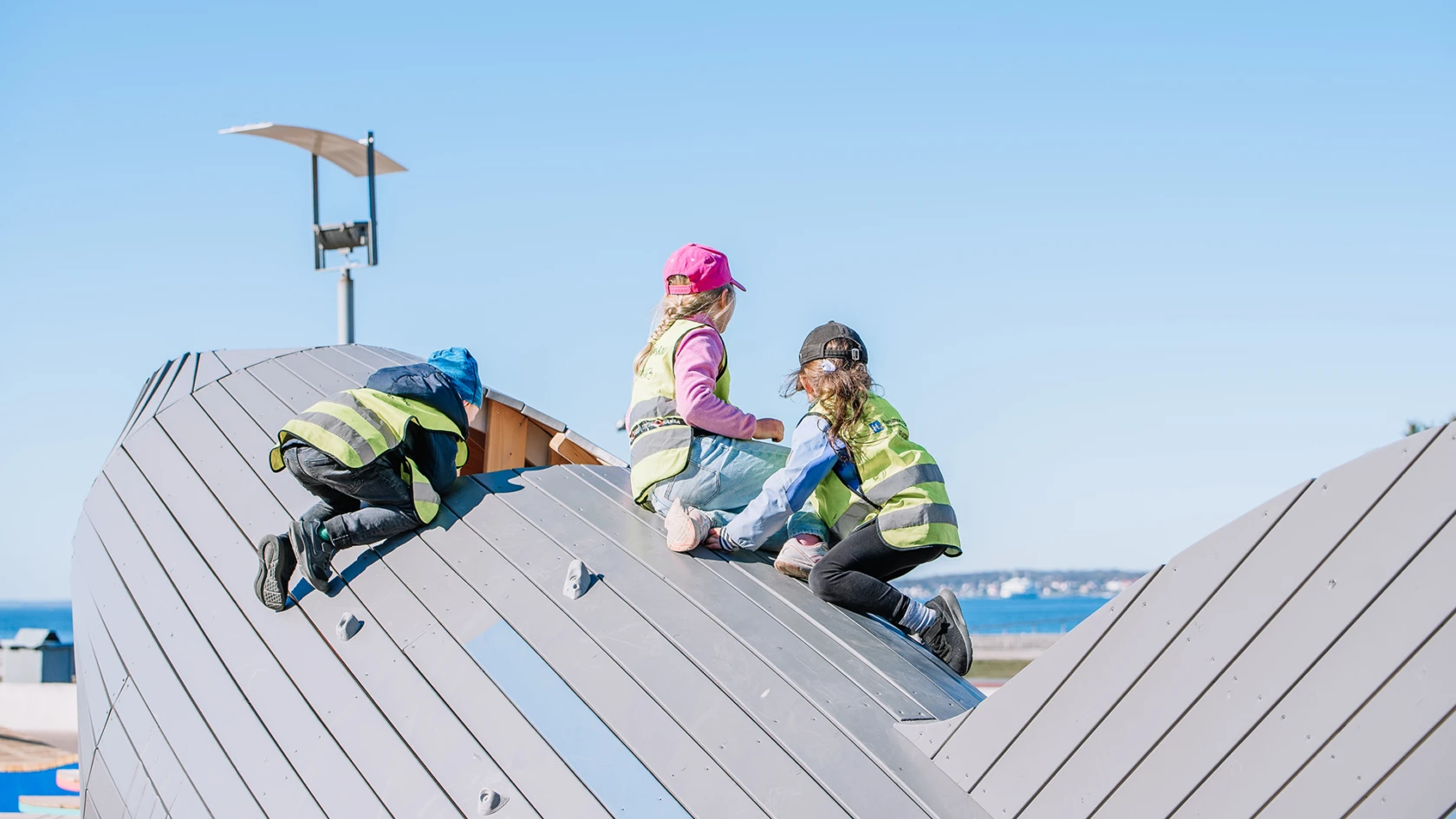 Barn klättrar och spejar ut över sundet på lekplatsen Surflekan.