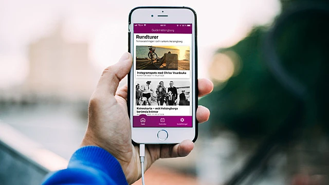 Mobiltelefon som visar webbplatsen Visit Helsingborg på skärmen.