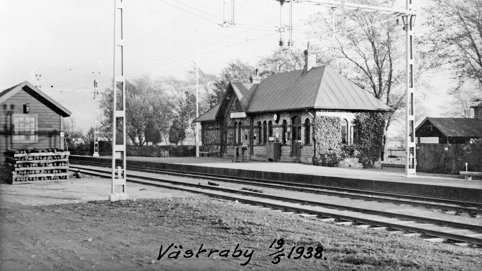 Västraby station år 1938. Stationsbyggnaden är riven men spåren efter perrongen syns fortfarande och här finns en rastplats i lä från slättens vindar.