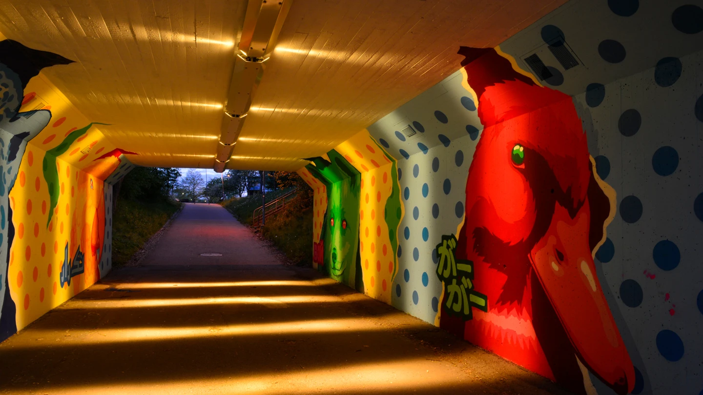 Konstverk och belysning i omgjord gång- och cykeltunnel mot Gubbaparken.